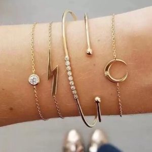 Set of 5 bracelets in gold, moon lighting.